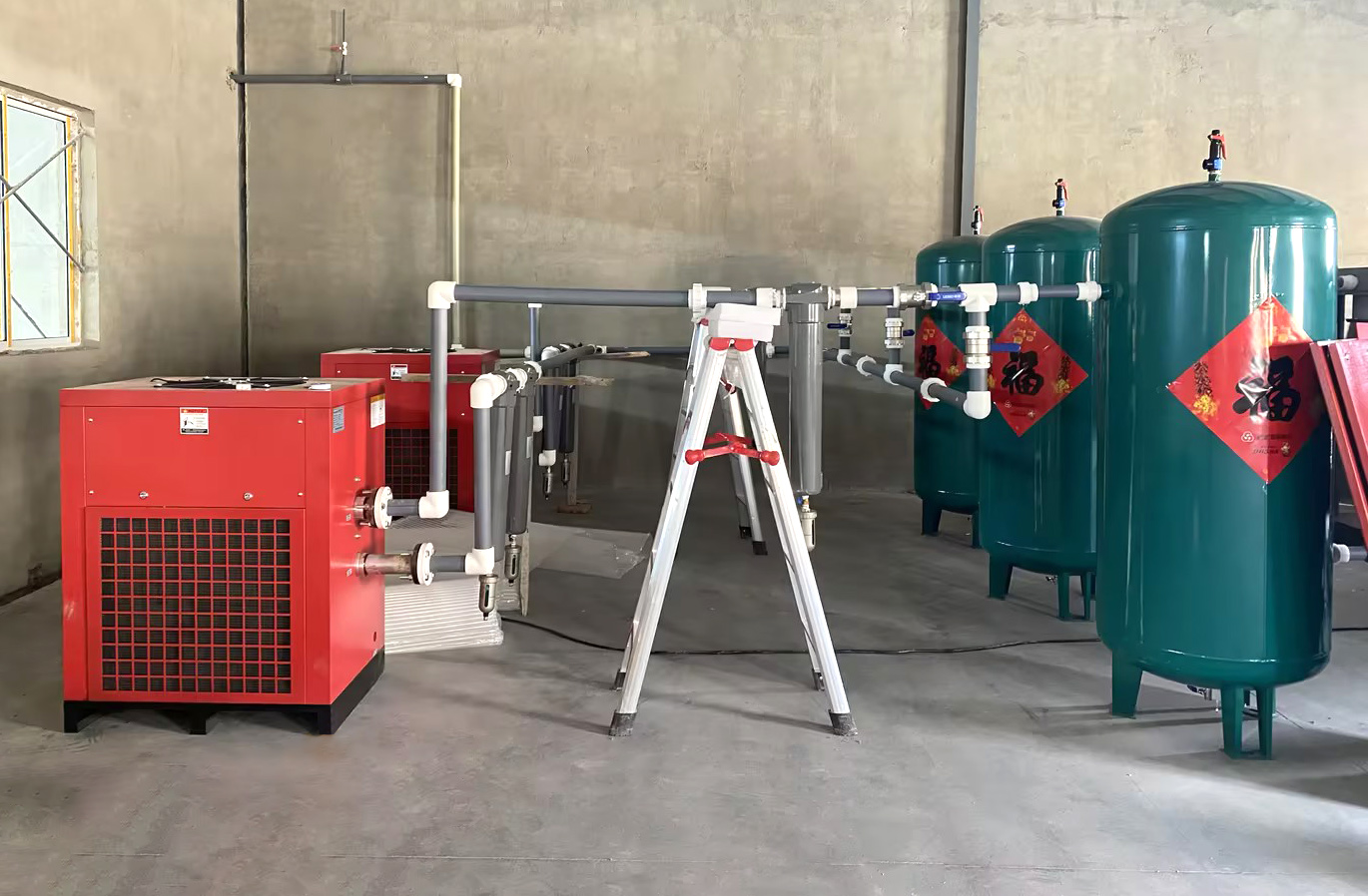 Անասնաբուծության ոլորտում սարքավորումների արդիականացման դեպք. Ինչպես է կրկնակի պտուտակային (90 կՎտ) օդային կոմպրեսորը օգնում ձեռնարկություններին արդյունավետ եւ էներգախնայող արտադրություն: